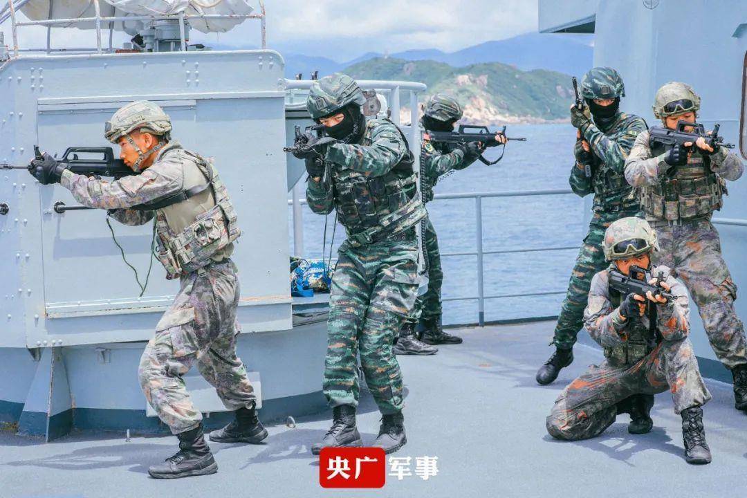 谭成宇与中国人民解放军蛟龙突击队，英雄之魂的铸就，谭成宇与蛟龙突击队，英雄之魂的锻造之路
