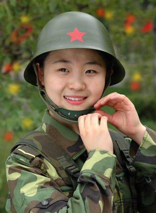 漂亮的中国女兵照片集锦，展现新时代巾帼英雄的风采，新时代巾帼英雄风采，中国女兵照片集锦展
