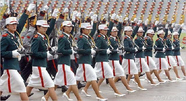 阅兵队中的铿锵玫瑰，女兵的风采，阅兵队中的铿锵玫瑰，女兵风采展现荣耀时刻