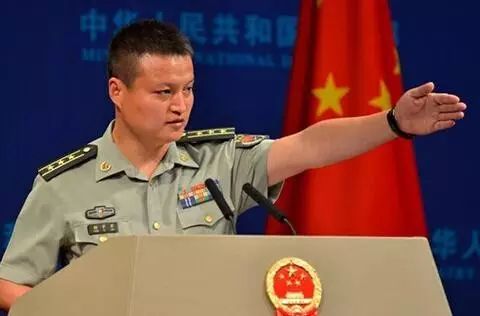 国防部现任发言人，展现新时代国防风采的发言人，国防新貌，新时代发言人的风采展现国防力量