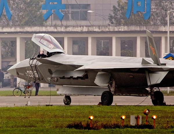 现代战舰，F-22与歼-20，究竟谁更厉害？，现代战舰对决，F-22与歼-20，谁主沉浮？