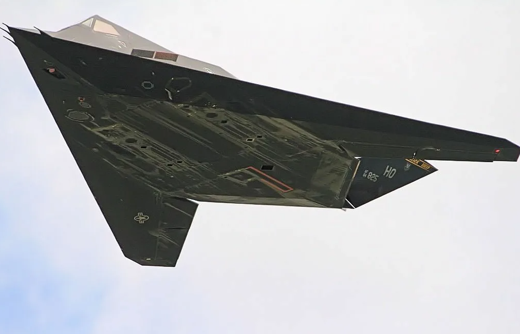 F-117攻击机，隐身先锋的传奇故事，F-117攻击机，隐身先锋的传奇之旅