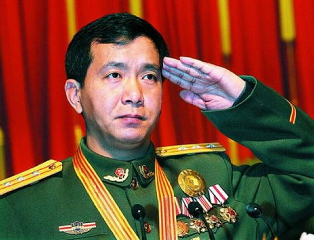 独臂长官丁晓兵，坚韧不拔的军人典范，独臂长官丁晓兵，坚韧不拔的军人楷模