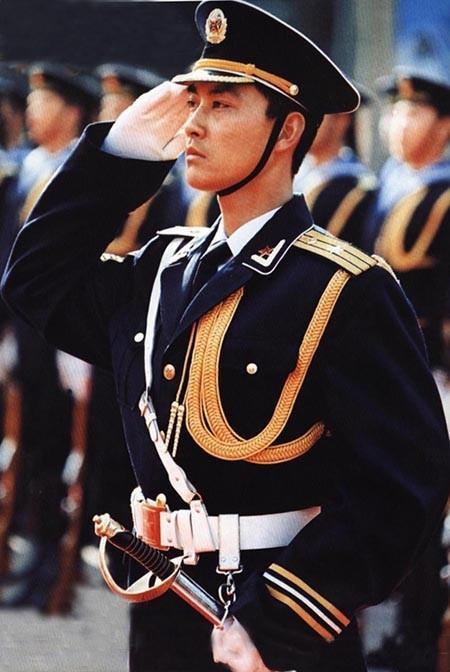 三军仪仗队之星——朱振华，三军仪仗队之星朱振华闪耀风采