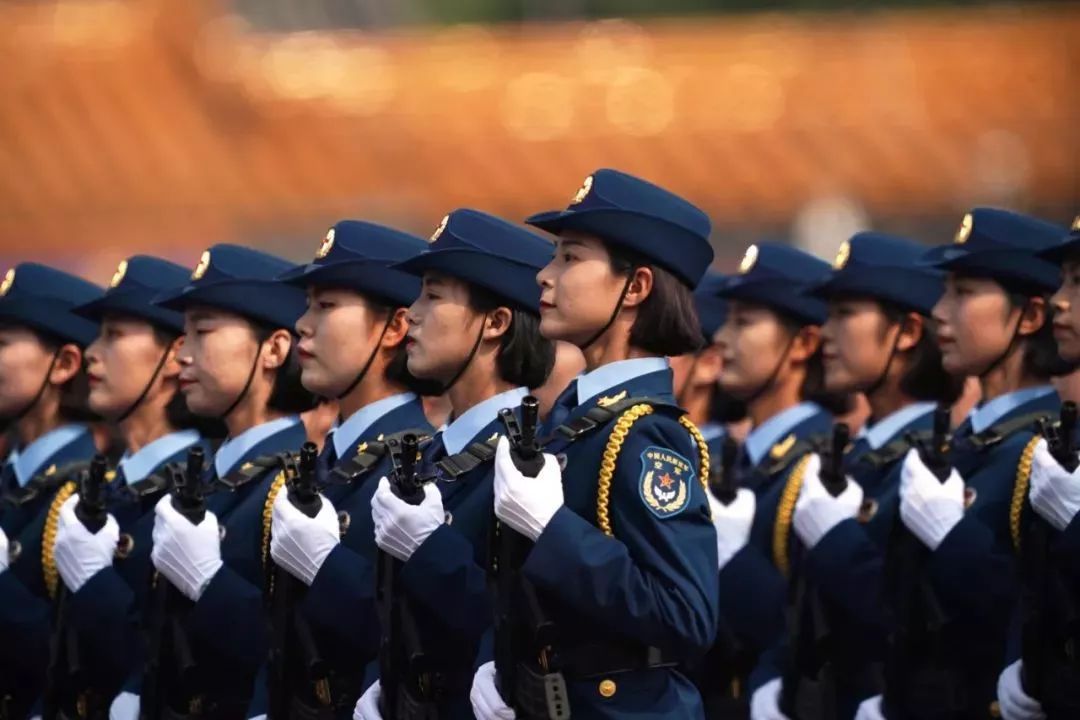中国女兵在越南，云播中的英勇身影，中国女兵在越南云播中的英勇瞬间