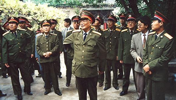 阅兵方阵最前面两个人的军衔，荣耀与责任的象征，阅兵方阵最前二人军衔，荣耀与责任的标志