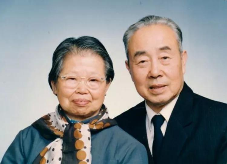 军事频道主持人的军衔及其角色解析，军事频道主持人军衔与角色深度解析