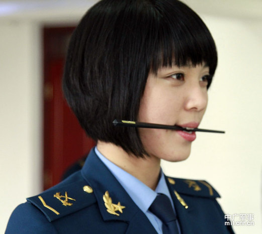 女兵短发式样的独特魅力与时代价值，女兵短发式样的独特魅力及其时代价值