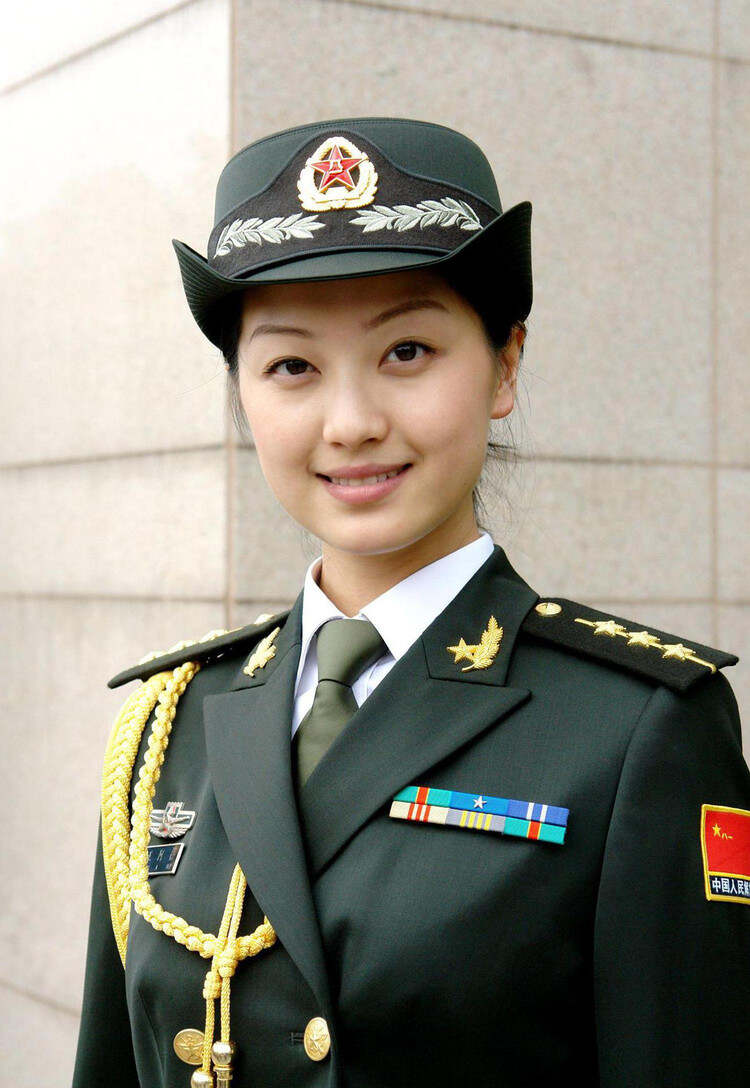 中国女兵，图片中的美丽与力量，中国女兵的美丽与力量，图片展现风采
