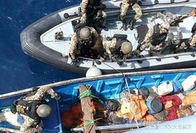 中国海军打击海盗,英勇无畏,守护海洋和平,中国海军英勇打击海盗,捍卫海洋和平的正义力量