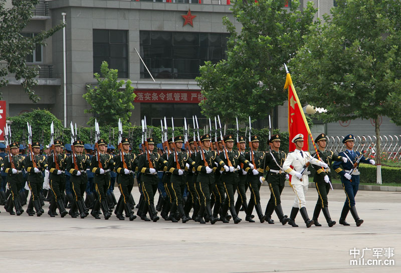走进阅兵村，三军仪仗队的荣耀与使命，阅兵村内的荣耀与使命，三军仪仗队探秘