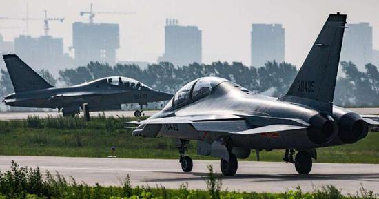 L15与雅克130,两款战机的不解之缘,L15与雅克130,两款战机的紧密关联