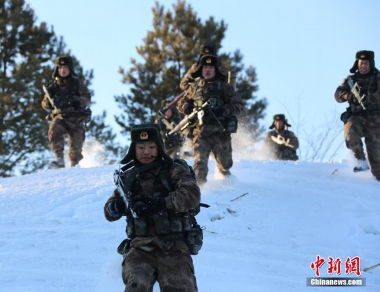 中国解放军演习中的冲锋场面，力量与荣耀的象征，中国解放军冲锋演习，力量与荣耀的展现
