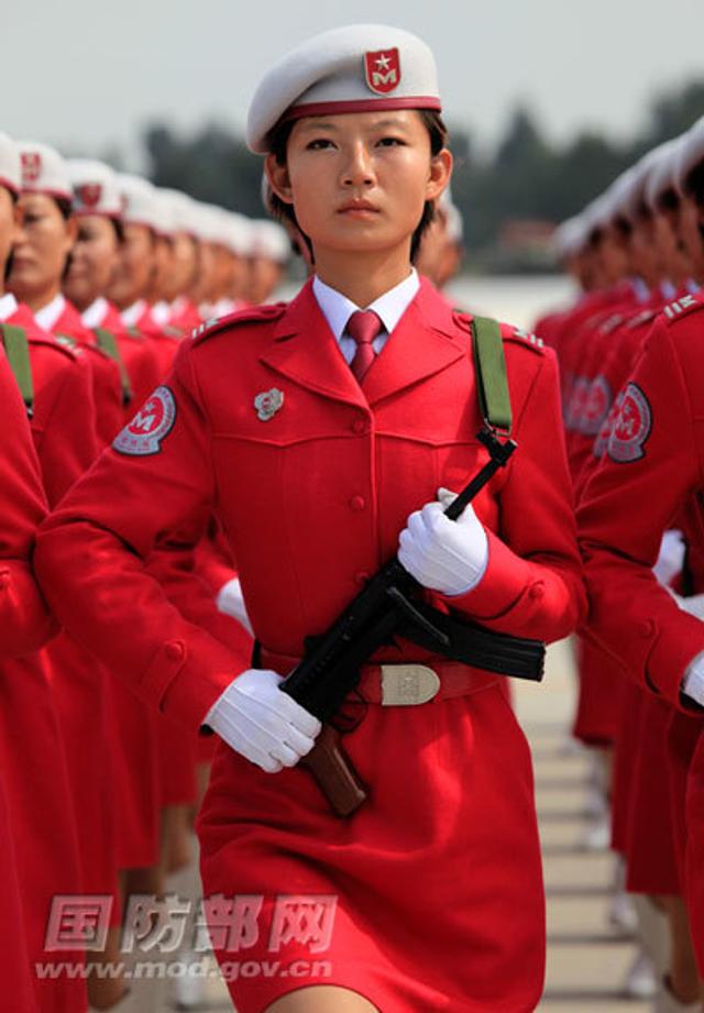 中国女兵穿红衣服阅兵，展现新时代风采与力量，中国女兵穿红衣服展现新时代风采与力量，阅兵中的飒爽英姿