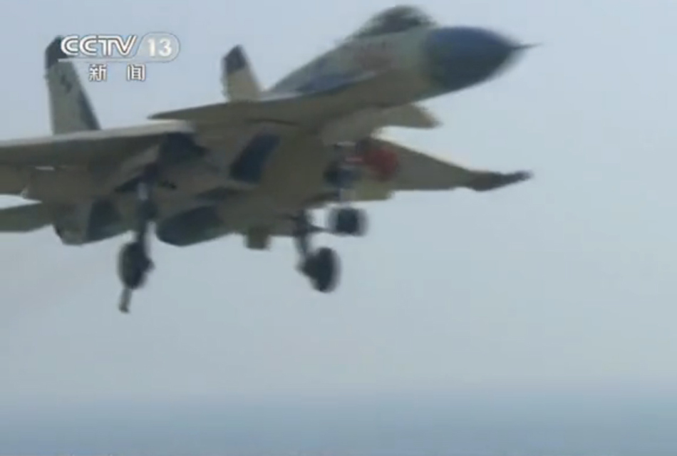 歼-15成功起降辽宁号，中国海军航空兵力量的里程碑，歼-15在辽宁号成功起降，中国海军航空兵力量的重要里程碑
