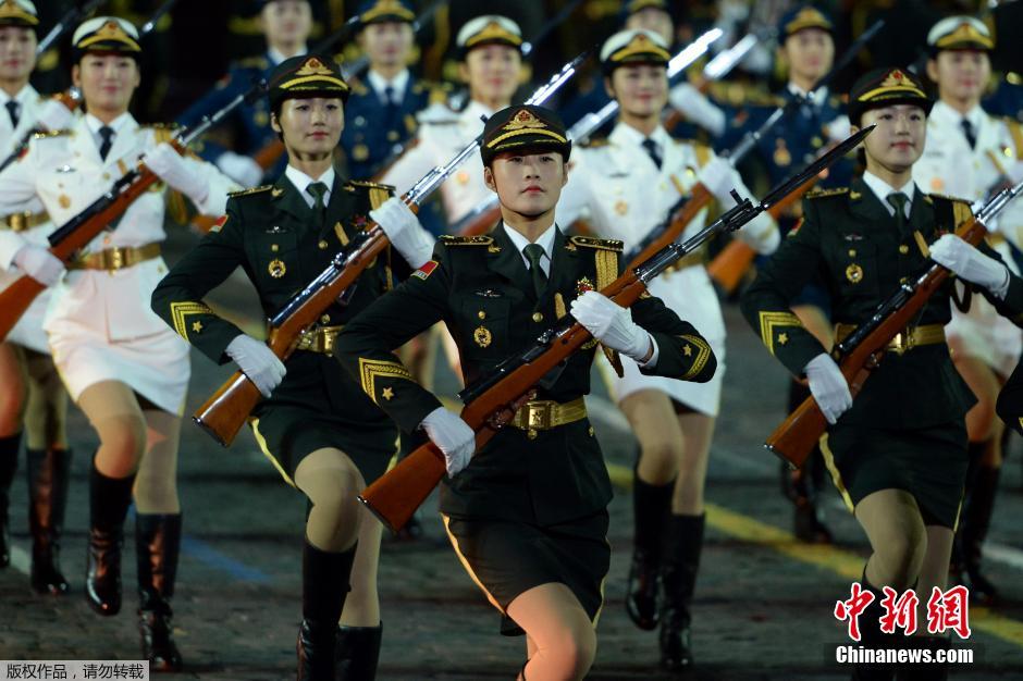 中国女兵仪仗队在白俄罗斯阅兵，展现国际友谊与军威风采，中国女兵仪仗队白俄罗斯阅兵，展现国际友谊与雄壮军威