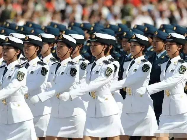 中国女兵，图片中的坚韧与力量，中国女兵的坚韧与力量，图片中的英勇风采