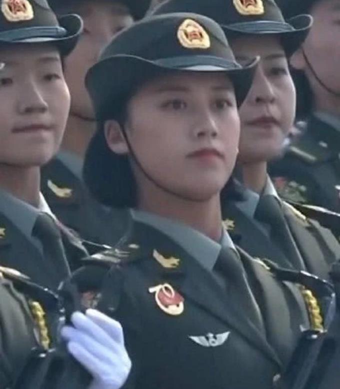铿锵玫瑰女兵方队，展现新时代女性的力量与风采，铿锵玫瑰女兵方队，新时代女性的力量与风采展现