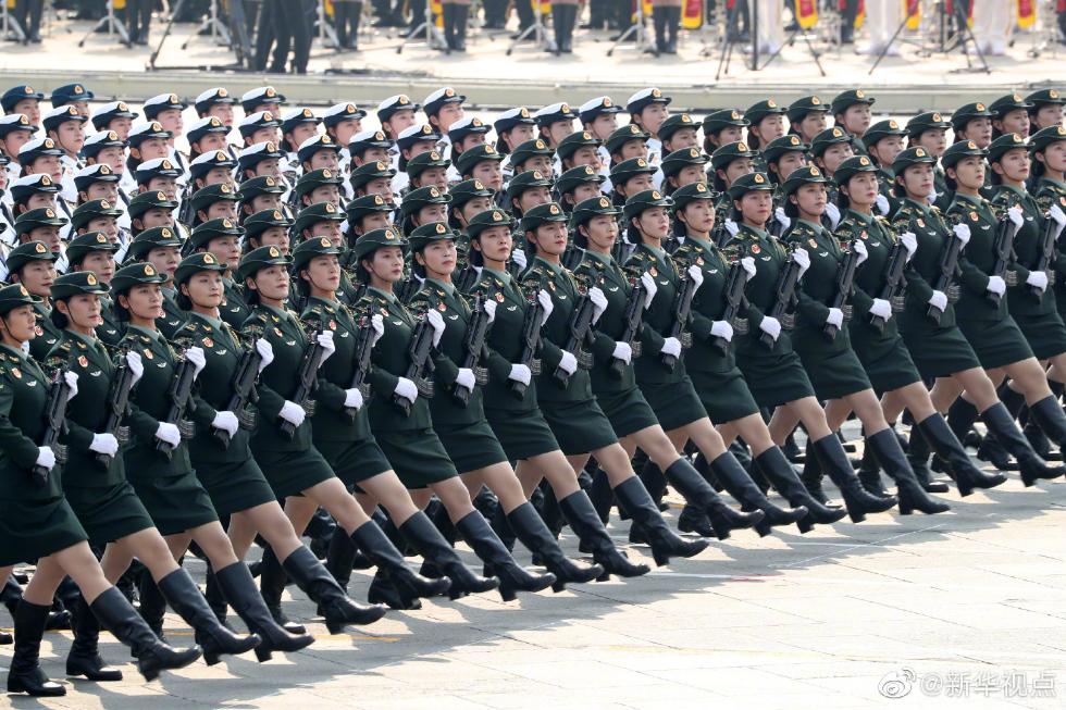 阅兵图片中的女兵，力量与荣耀的象征，阅兵女兵风采，力量与荣耀的象征
