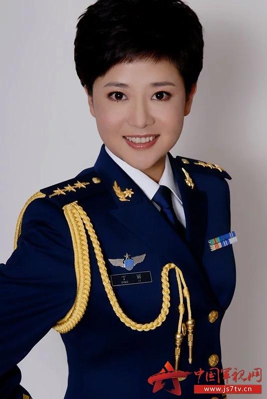 军事节目最早的主持人，历史沿革与影响分析，军事节目主持人的历史沿革及其深远影响分析