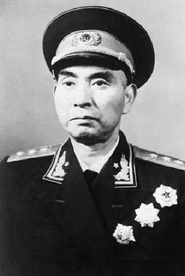 中国人民志愿军司令员兼政治委员彭德怀率领下的英勇部队，彭德怀率领的中国人民志愿军英勇部队，铁血传奇的战斗历程