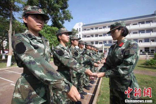 中国武警陆军女兵图片，展现新时代巾帼英雄风采，中国武警陆军女兵风采，新时代巾帼英雄图片展示