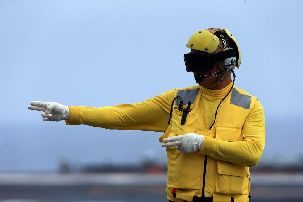 歼-15与F-18尺寸对比，两种舰载战斗机的大小差异分析，歼-15与F-18尺寸对比，深度解析两种舰载战斗机的大小差异