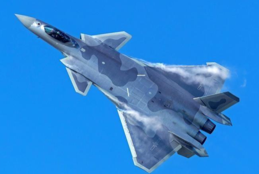 歼-20B首飞，中国空军迈入新时代的里程碑，歼-20B首飞成功，中国空军迈入新时代里程碑