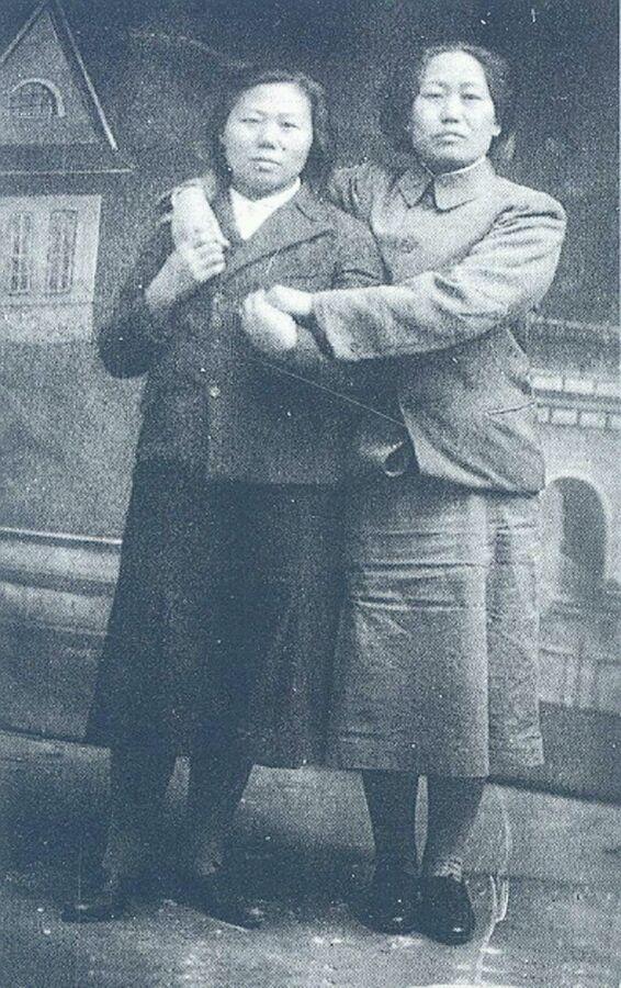 女兵风采，集体照片中的坚韧与美丽，女兵风采，集体照片中的坚韧与美丽并存