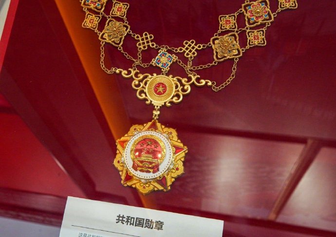 共和国勋章，彰显荣耀，传承功勋，共和国勋章，荣耀传承，功勋永载
