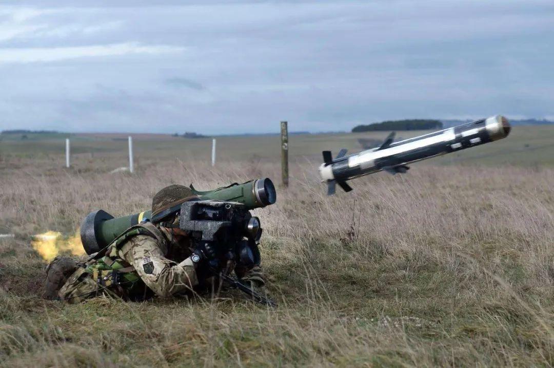 红箭-12反坦导弹火箭筒，现代战场上的重要武器，红箭-12反坦导弹火箭筒，现代战场核心武器