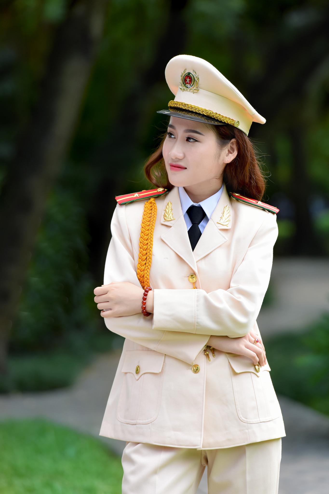 中国女兵图片，展现飒爽英姿的力量之美，中国女兵飒爽英姿的力量之美图片展示