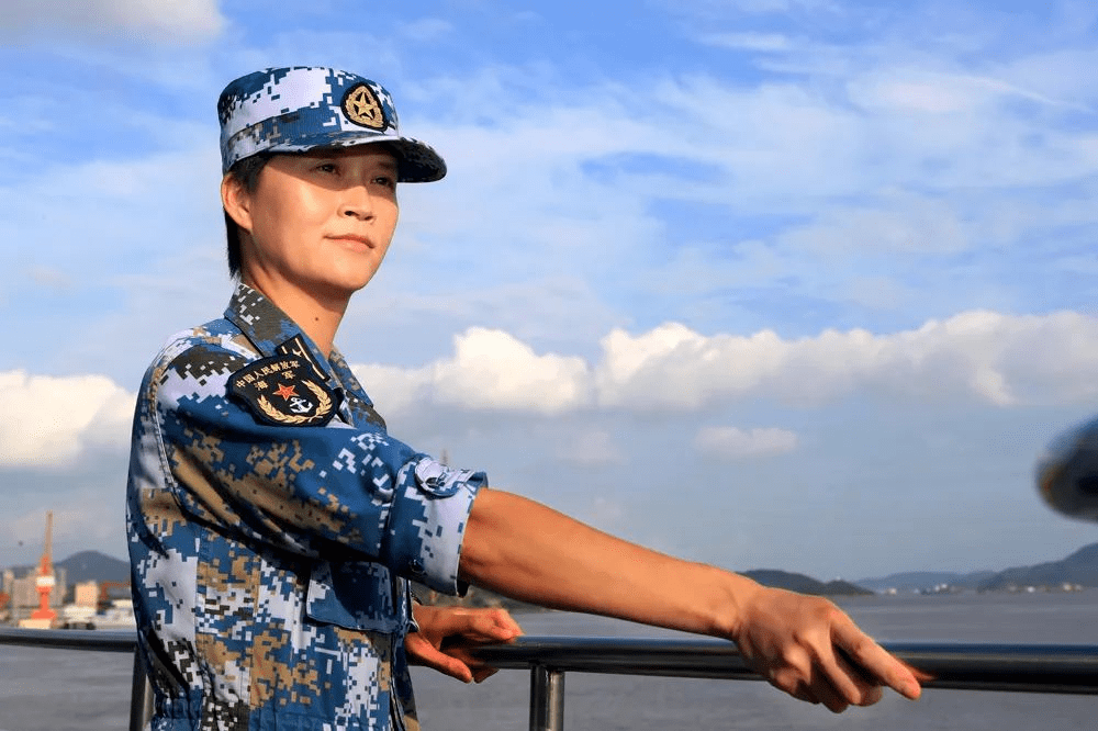 关于我国海军舰艇女舰长的探讨——以我国海军某舰艇女舰长担任正舰长一职为例，我国海军舰艇女舰长担任正舰长一职的探讨与启示