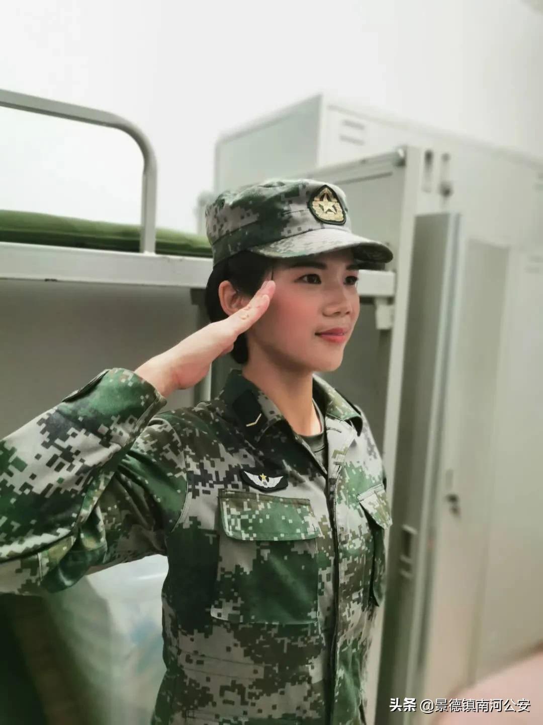 最美女兵亮相，新时代下的巾帼英雄，新时代巾帼英雄，最美女兵惊艳亮相