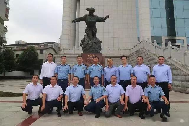 空降兵十五军，英勇无畏，锐不可当，空降兵十五军，英勇无畏，锐不可挡的战场先锋