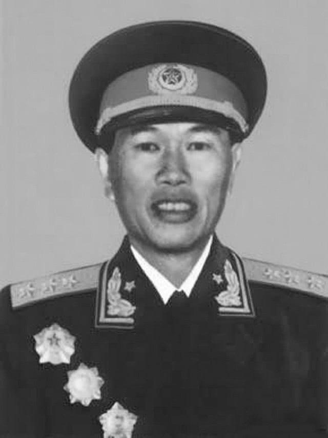 中国人民志愿军司令员兼政治委员，英勇无畏的领导核心，中国人民志愿军司令员兼政治委员，英勇无畏的领导核心风采