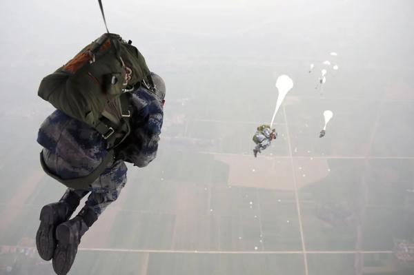 空降兵，天降神兵的力量与荣耀，空降兵，天降神兵的力量展现与荣耀传承