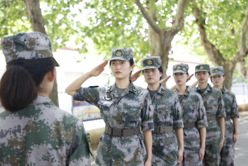女兵的力量，突破界限，展现无限可能，女兵力量，突破界限，潜能无限展现