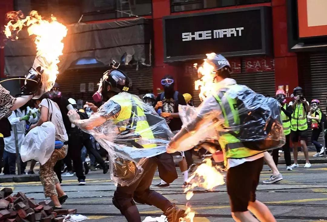 驻港部队走上街头，展现军民融合深度发展的正能量，驻港部队街头展示，军民融合深度发展的正能量