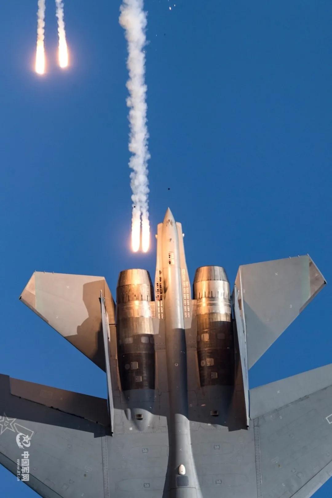 歼-16战机性能特点深度解析,歼-16战机性能特点深度剖析