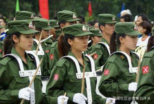 果敢难民唱哭了中国武警，跨越国界的情感共鸣，果敢难民唱哭中国武警，跨越国界的情感共鸣之夜