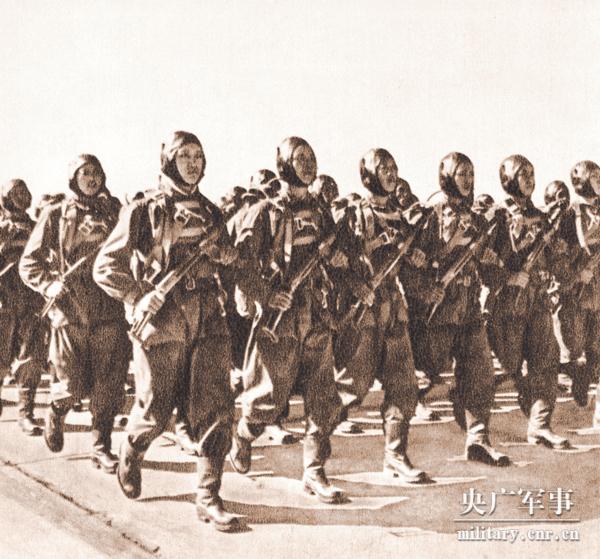 阅兵女海军第二排第一个，荣耀的瞬间与背后的故事，阅兵女海军第二排首位人物，荣耀瞬间背后的故事