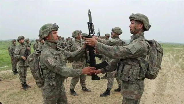 中国和美国单兵装备对比，中美单兵装备对比，装备差异与战斗力影响