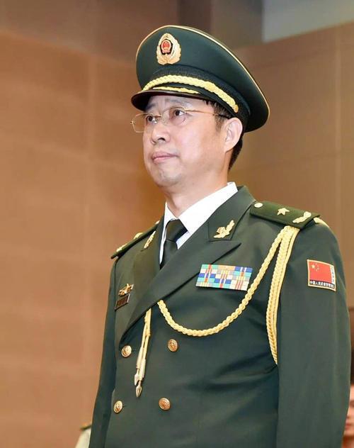 丁晓兵与广西武警总队司令妻子的故事，英雄背后的温情与支持，丁晓兵与广西武警总队司令妻子，英雄背后的温情与支持故事