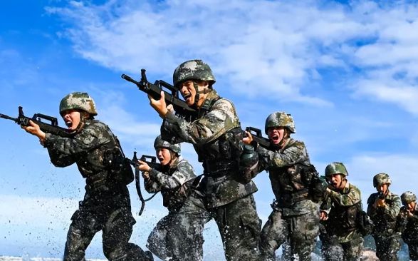 解放军出来了，新时代的使命与担当，解放军担当新时代的使命与担当