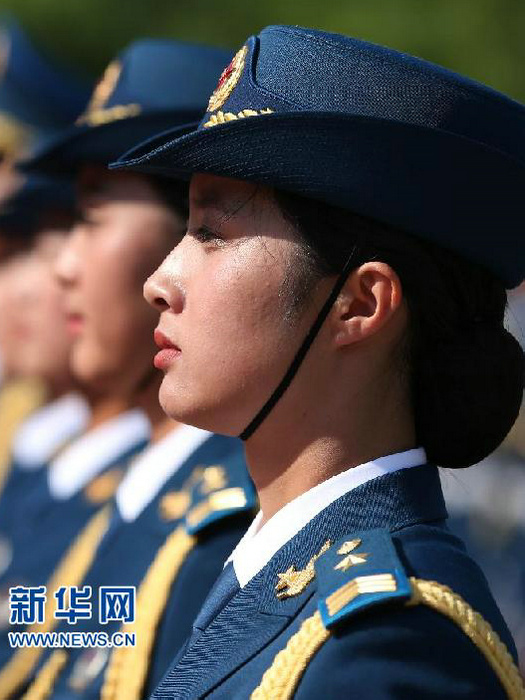 中国人民解放军仪仗队女兵抱着孩子的沈佳，荣耀与温情并存，中国人民解放军仪仗队女兵沈佳的荣耀与温情时刻，携子同行，巾帼风采展风采