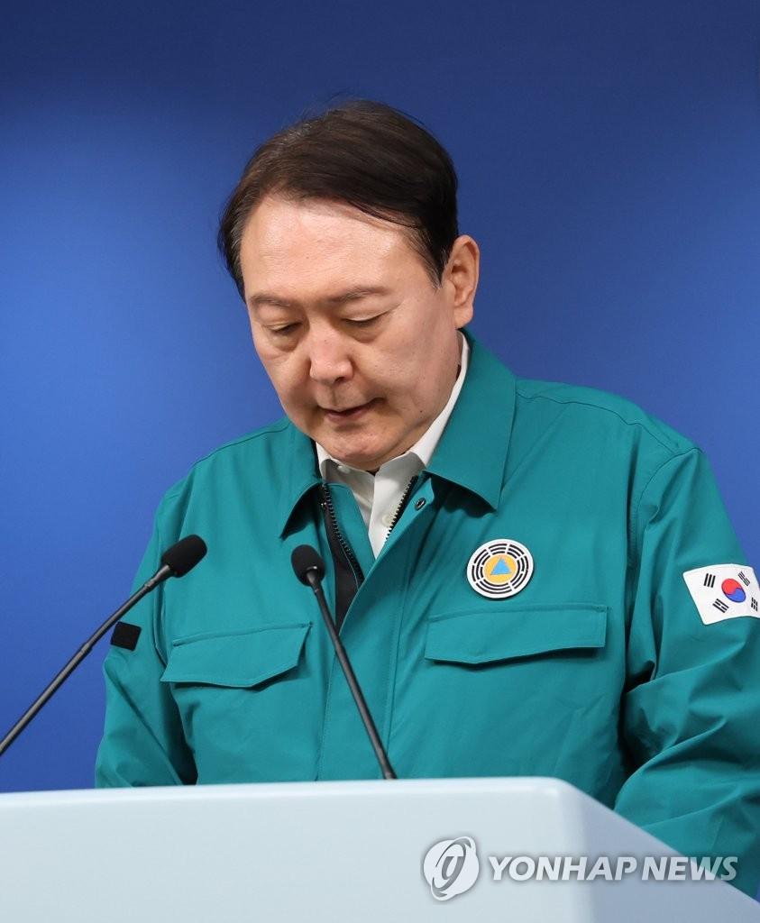 尹锡悦宣布进入国家哀悼期，举国同悲，共悼逝者，尹锡悦宣布国家哀悼期，全国共悼逝者