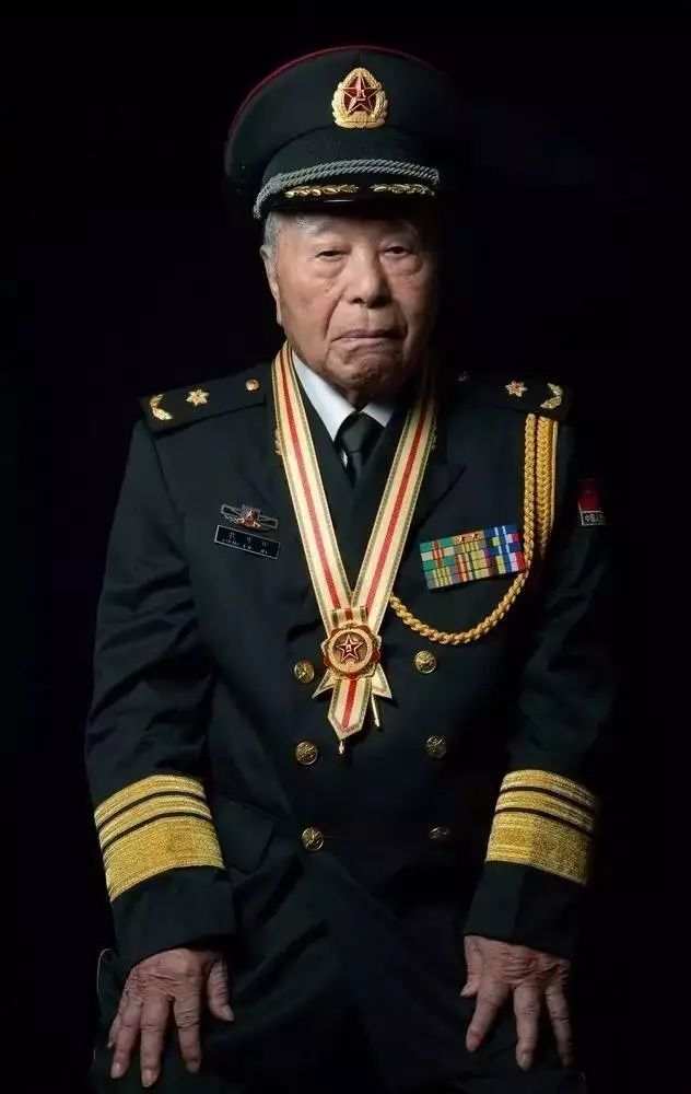 八一勋章与上将，荣誉之巅的比较，八一勋章与上将荣誉，巅峰荣誉对比