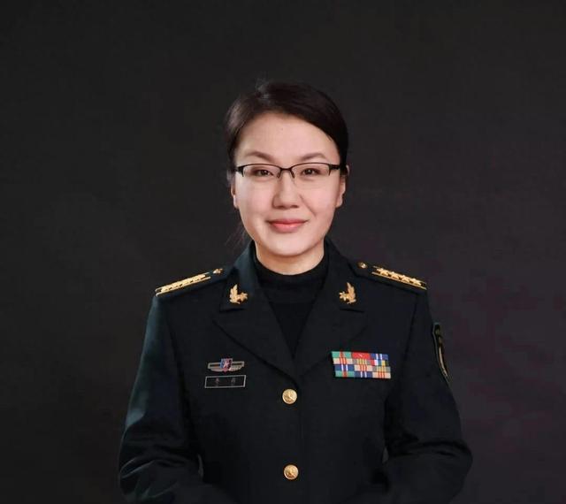 军事频道特约评论员李莉，深度解析军事时事，展现女性评论力量，李莉深度解析军事时事，展现女性评论力量