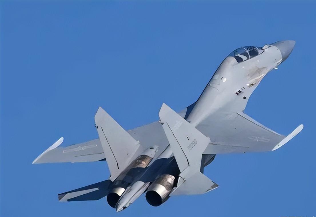 歼-16战机拦截外机的英勇壮举，捍卫领空的坚定决心，歼-16战机英勇拦截外机，领空捍卫决心坚定